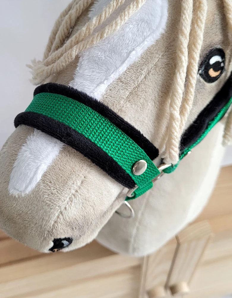 Super Hobby Horse Reguliuojamas kantaras hobi arkliukui A3 – žalias su juoda pūkuota apdaila
