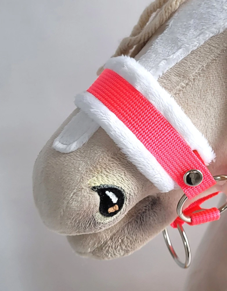 Super Hobby Horse Reguliuojamas kantaras hobi arkliukui – neoninis rožinis su balta pūkine apdaila