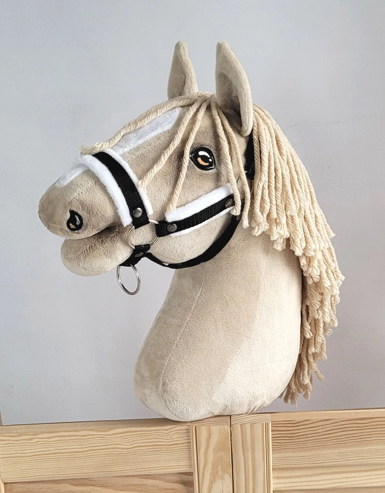 Super Hobby Horse Reguliuojamas kantaras hobi arkliukui A3 – juodas su balta pūkine apdaila