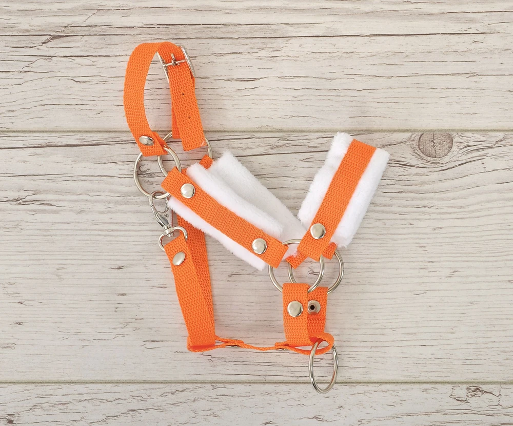 Super Hobby Horse Reguliuojamas kantaras hobi arkliukui – oranžinis su balta pūkine apdaila
