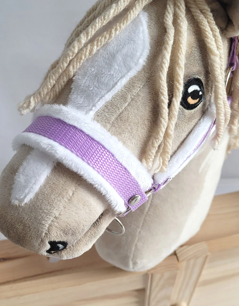 Super Hobby Horse Reguliuojamas kantaras hobi arkliukui A3 – violetinis su balta pūkine apdaila