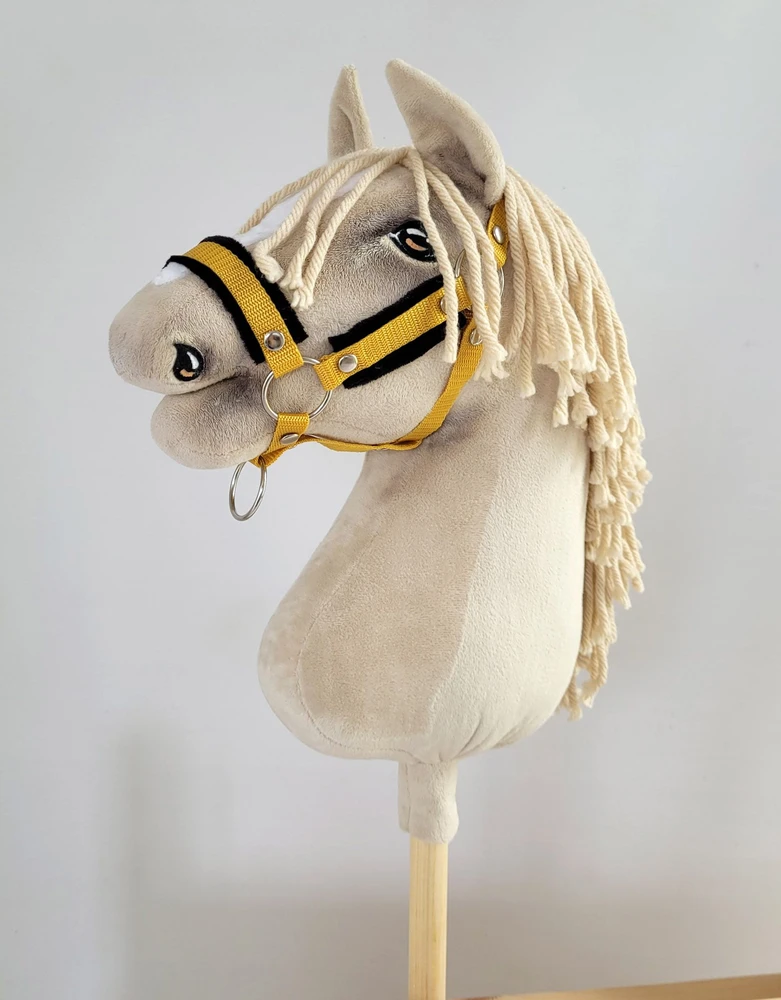 Super Hobby Horse Reguliuojamas kantaras hobi arkliukui A3 – medaus geltonumo su juoda pūkuota apdaila