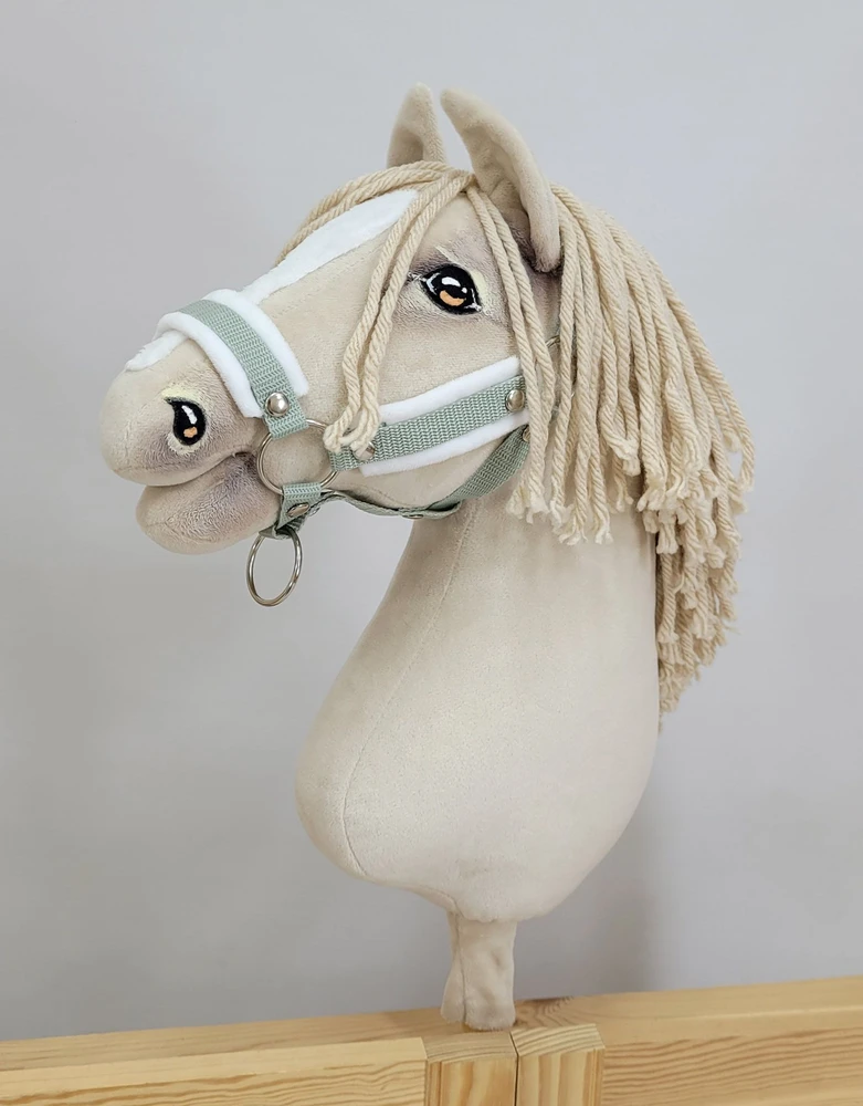 Super Hobby Horse Reguliuojamas kantaras hobi arkliukui A3 – šalavijo spalvos su balta pūkine apdaila