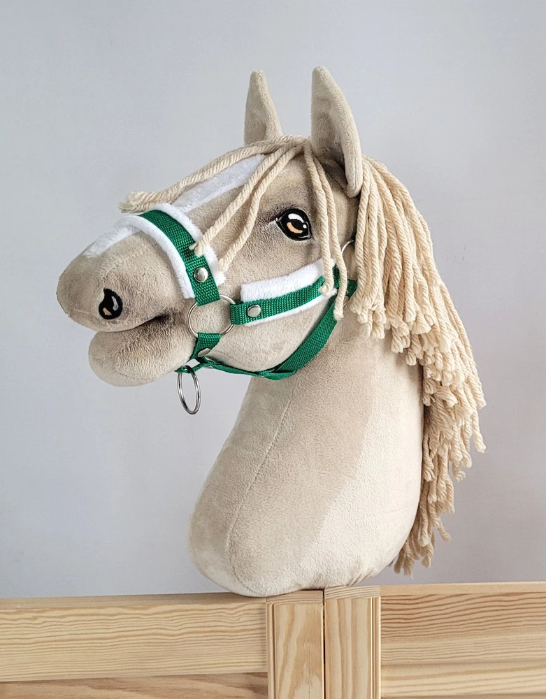 Super Hobby Horse Reguliuojamas kantaras hobi arkliukui A3 – žalias su balta pūkine apdaila