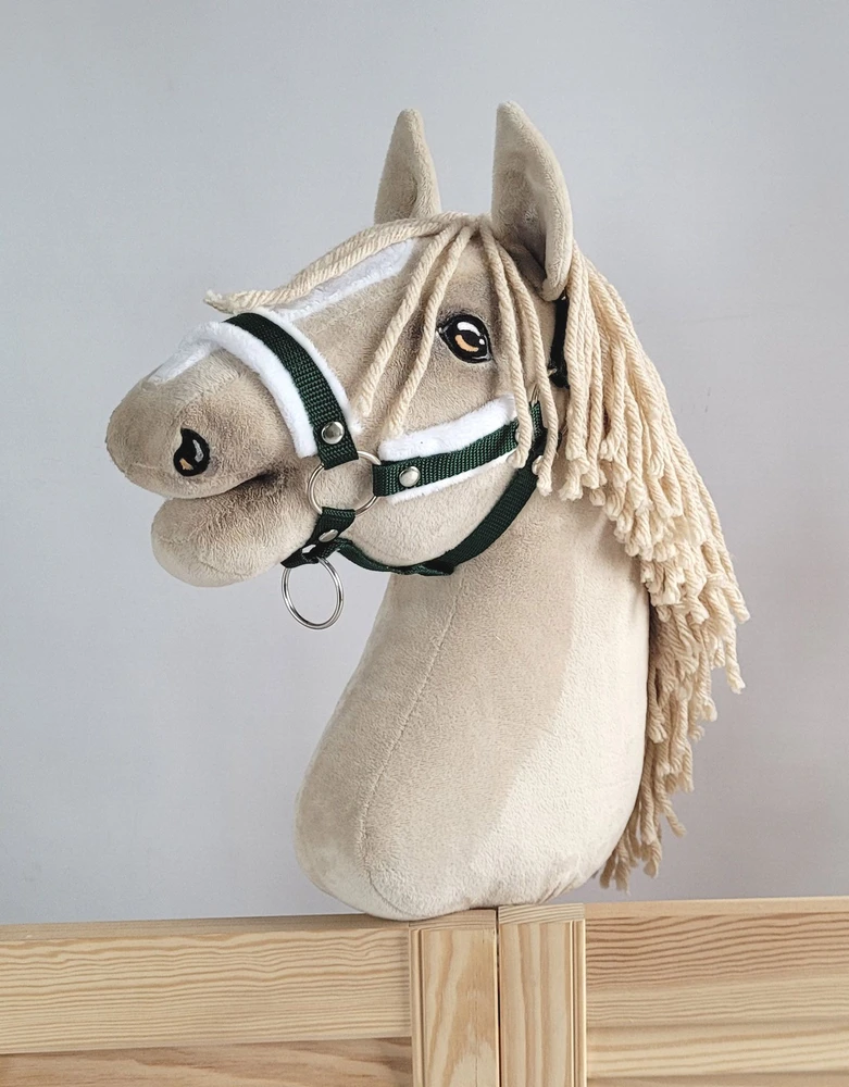 Super Hobby Horse Reguliuojamas kantaras hobi arkliukui – butelio žalios spalvos su balta pūkine apdaila