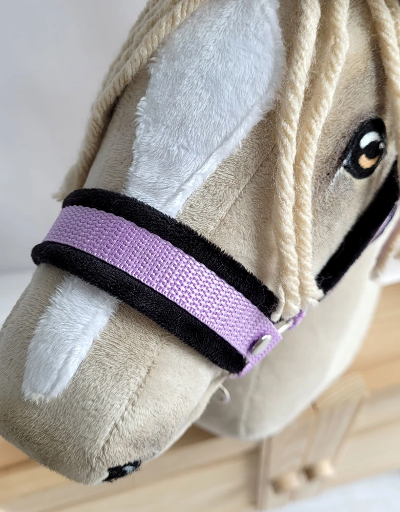 Super Hobby Horse Reguliuojamas kantaras hobi arkliukui – violetinis su juoda pūkine apdaila