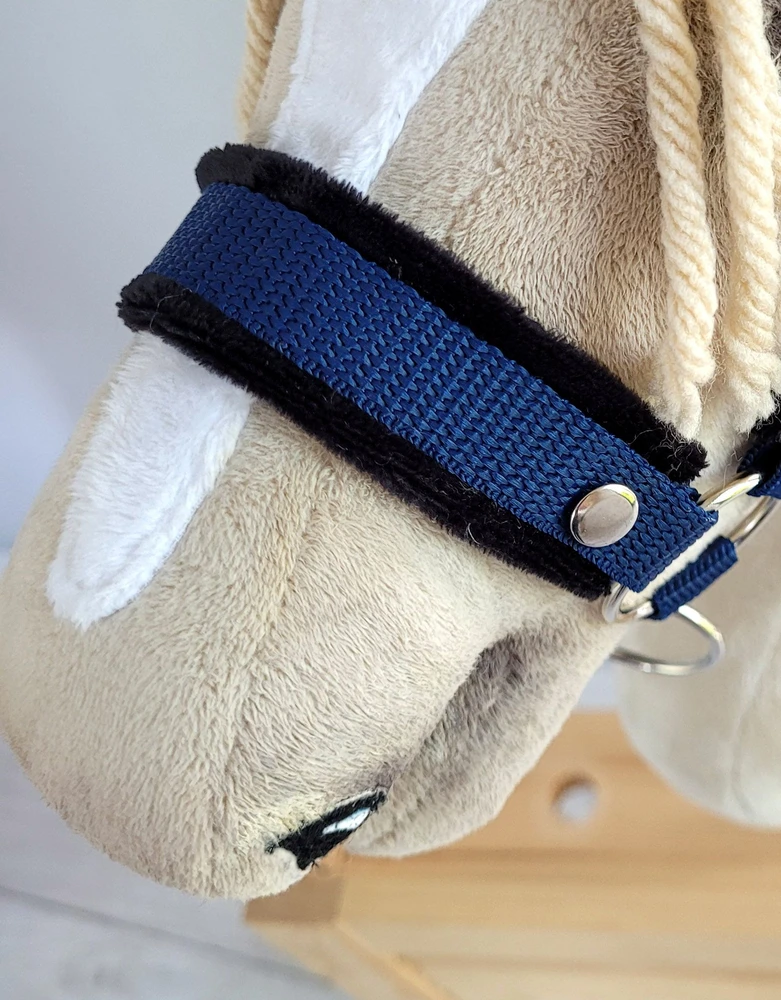 Super Hobby Horse Reguliuojamas kantaras hobi arkliukui – tamsiai mėlynas su juoda pūkine apdaila