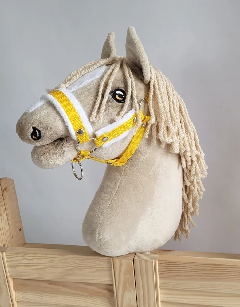 Super Hobby Horse Reguliuojamas kantaras hobi arkliukui – geltonas su balta pūkine apdaila