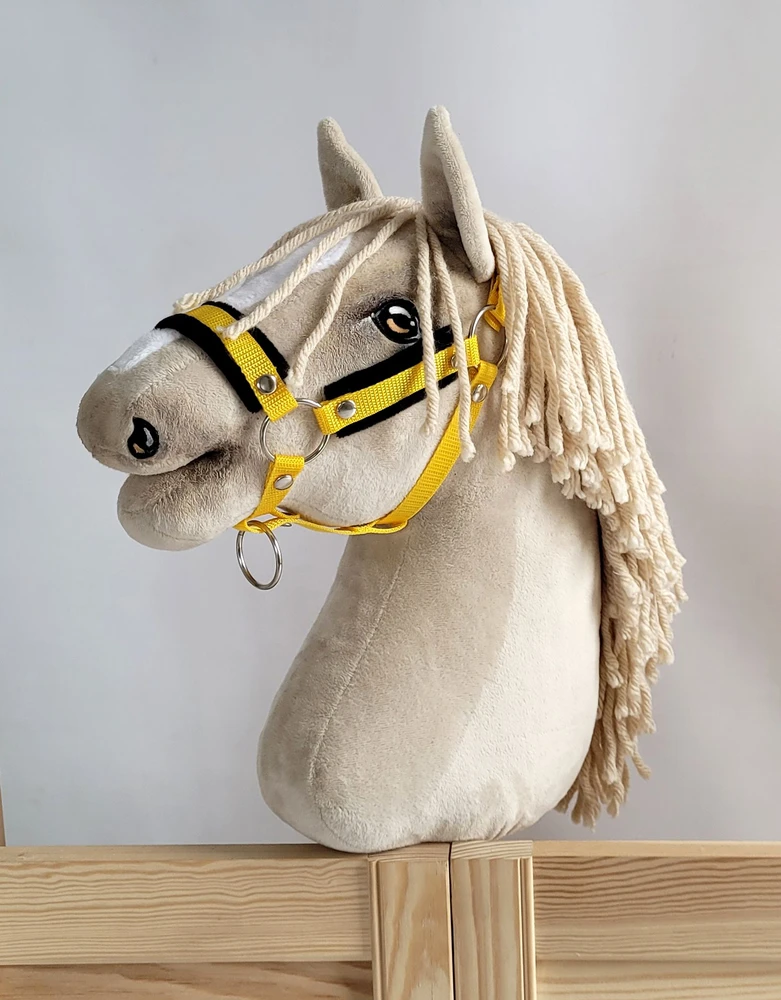 Super Hobby Horse Reguliuojamas kantaras hobi arkliukui – geltonas su juodu kailiuku