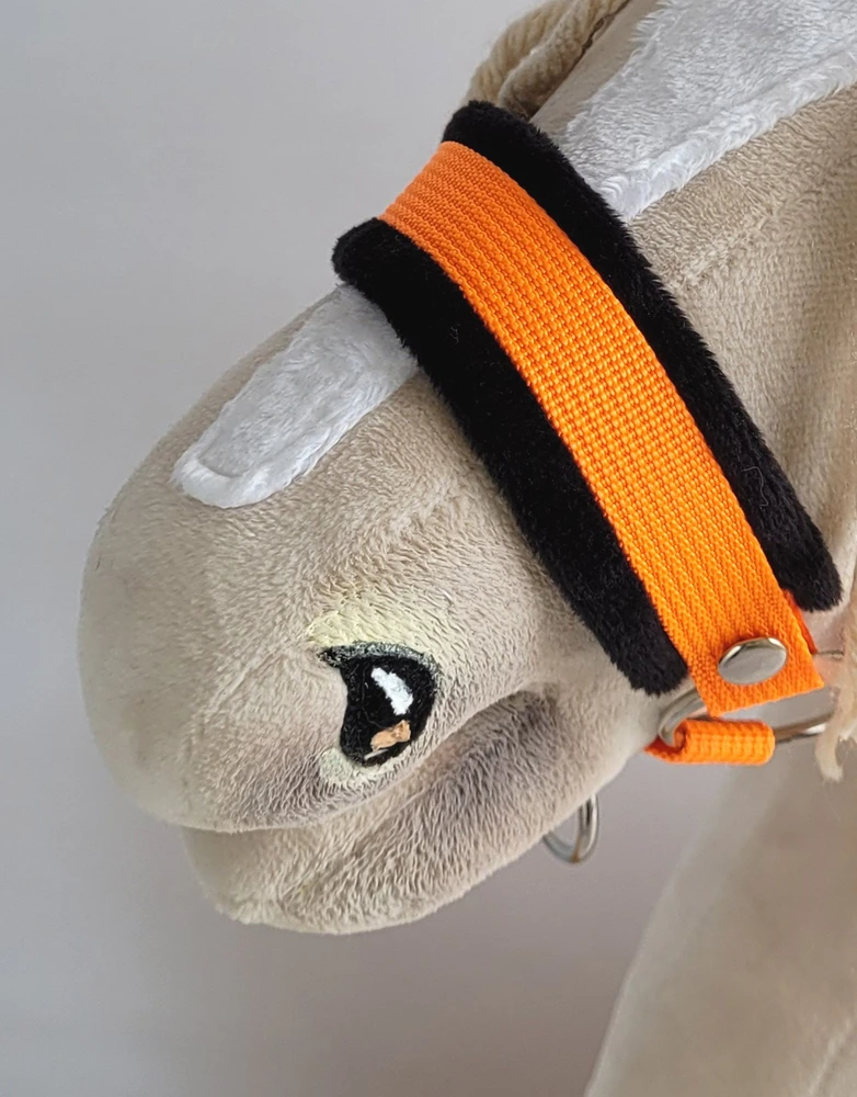 Super Hobby Horse Reguliuojamas kantaras hobi arkliukui – neoninis oranžinis su juoda pūkine apdaila