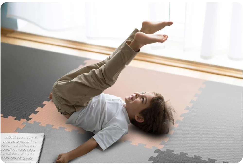 Ricokids Putplasčio dėlionės kilimėlis 180x180cm 9 vnt. pilkai persikinės spalvos