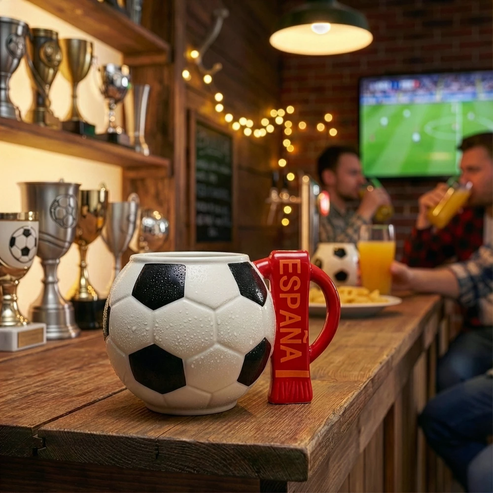 Sprintigo Didelis futbolo formos puodelis su 700 ml talpa ir silikonine padėkliuke, futbolo gerbėjams