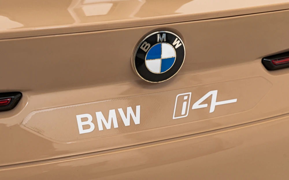Elektrinė mašina vaikams BMW I4 aukso spalvos