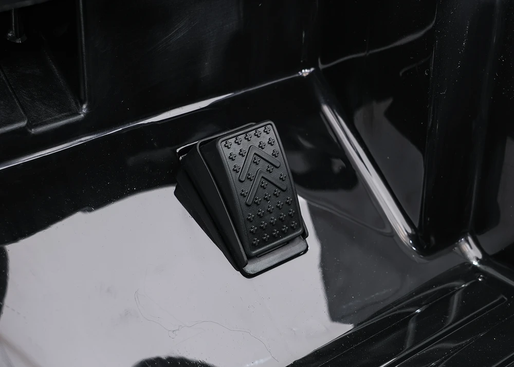 Vaikiškas elektrinis džipas 4x4 su LED šviesomis ir saugos diržais, nuo 3 metų