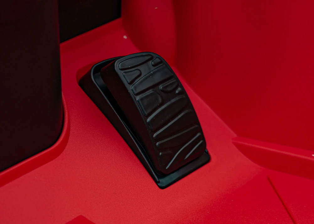 Ramiz Elektromobilis Lamborghini Revuelto, Raudona