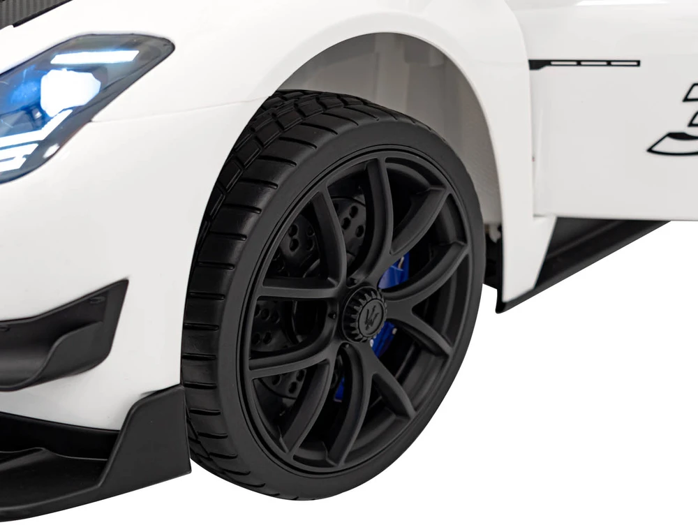 Elektromobilis Maserati MC20 GT2, Baltas