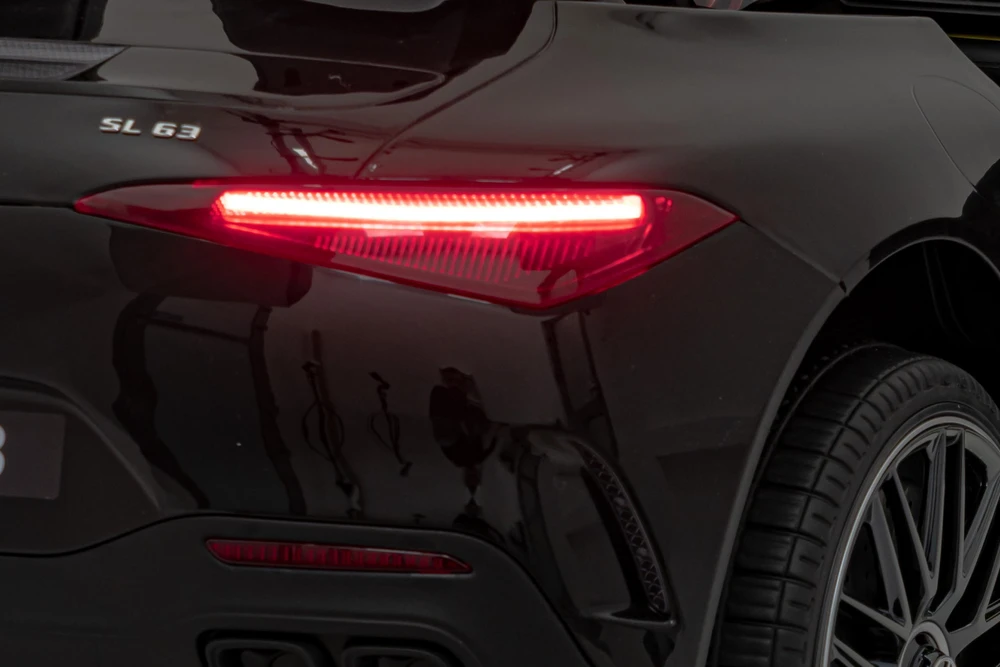 Vaikiškas elektrinis Mercedes Benz AMG SL63 su LED šviesomis ir muzikos funkcija