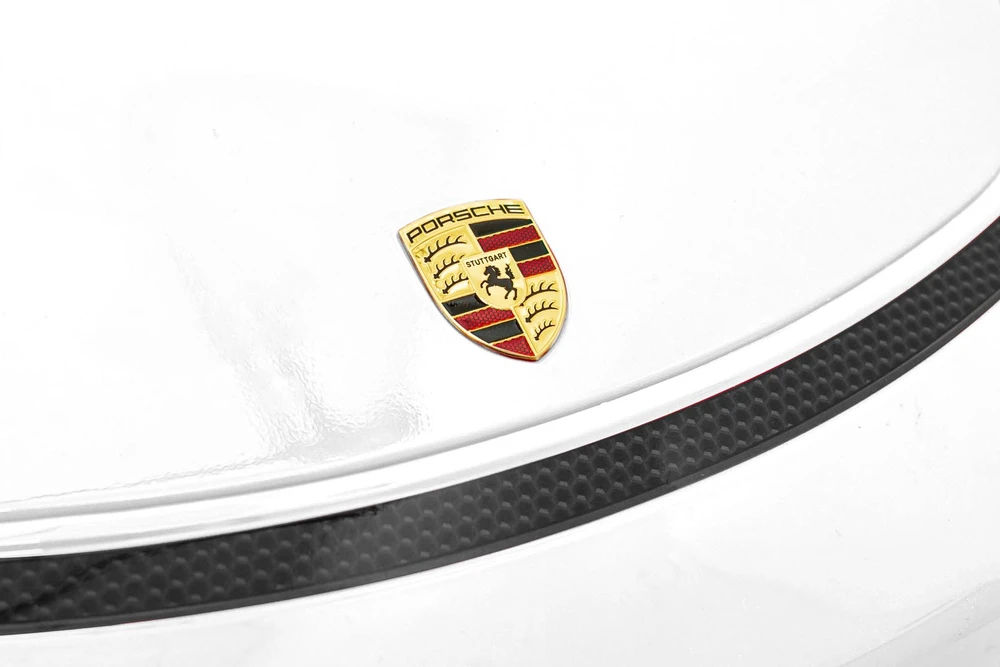 Elektromobilis Porsche 718, lakuotas baltas