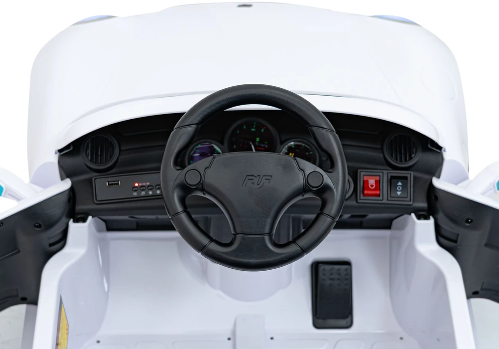 Elektromobilis RUF CTR3, Baltas
