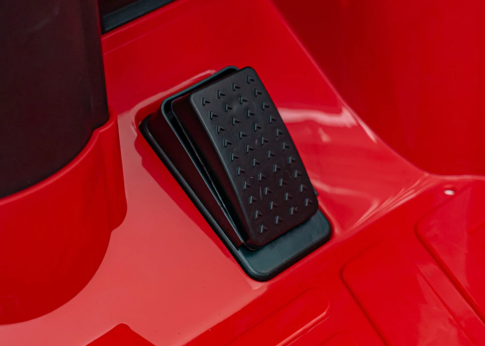 Elektromobilis RUF CTR3, Raudona