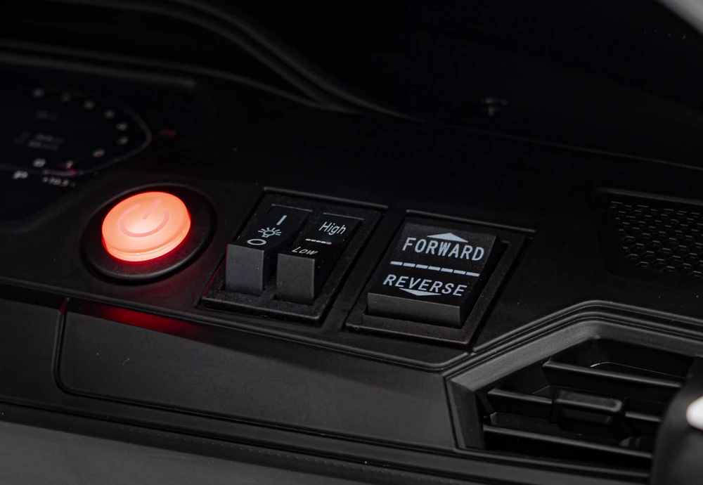 Triton Elektromobilis BMW M4 baltas