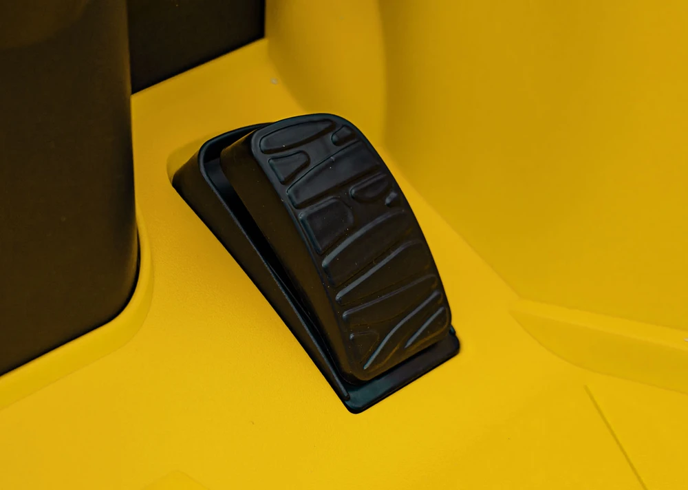 Elektromobilis Lamborghini Revuelto, Geltona