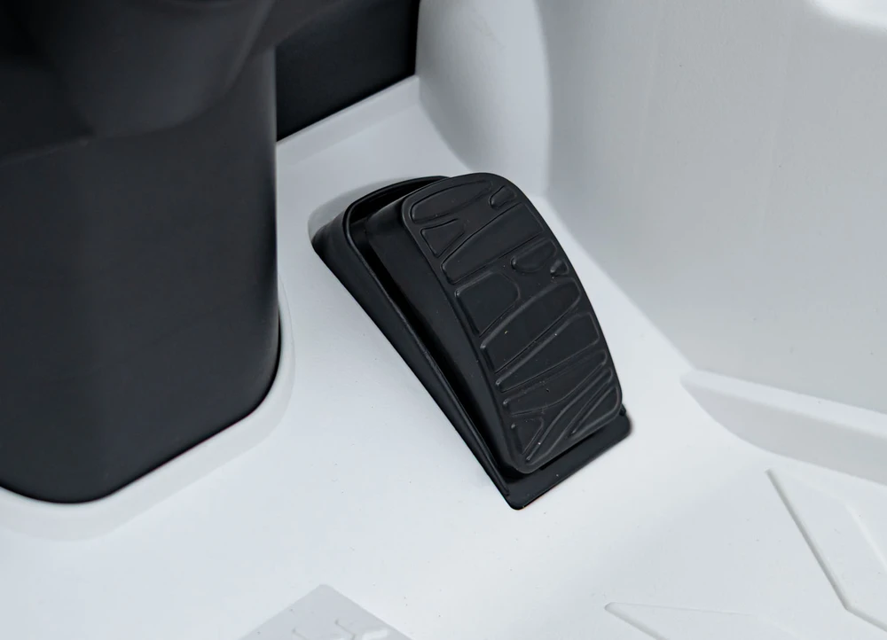 Elektromobilis Lamborghini Revuelto, Baltas