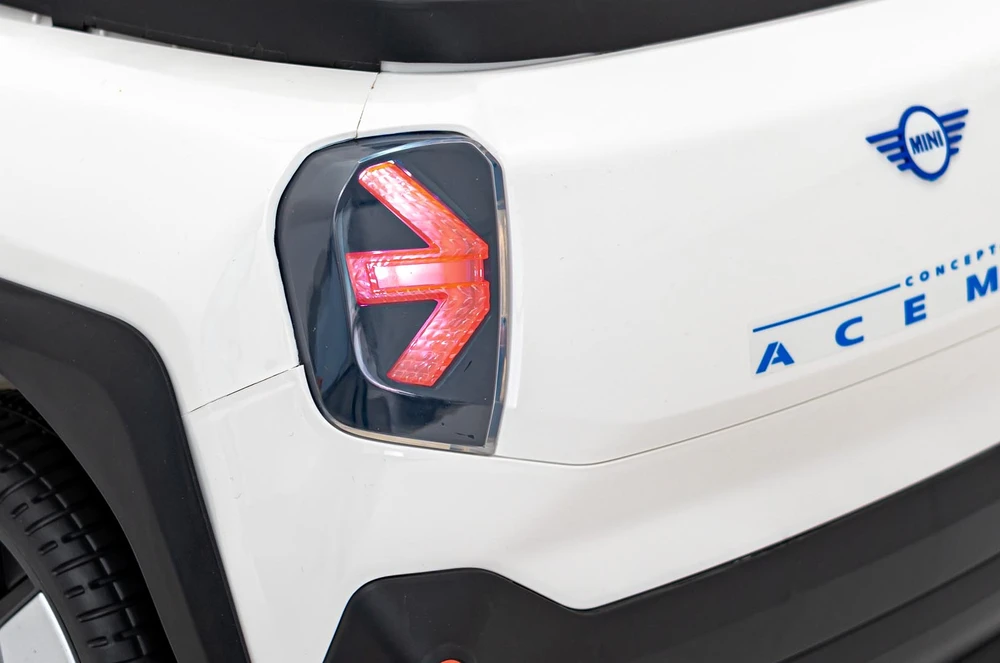 Elektromobilis Mini Concept Aceman, Baltas