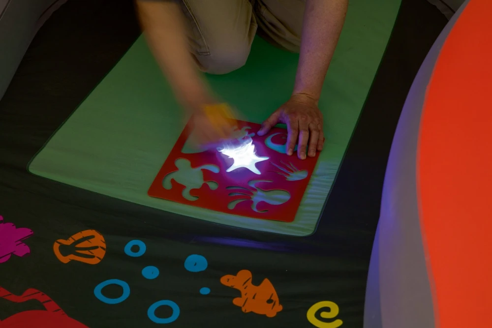 Vaikų pripučiamas baseinas Doodle Glow 280 x 157 cm Bestway