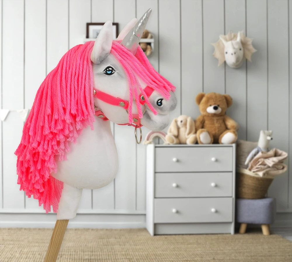 Super Hobby Horse Vienaragis Hobby Horse lazdoje su neonine rožine karčiene ir sidabriniu ragu