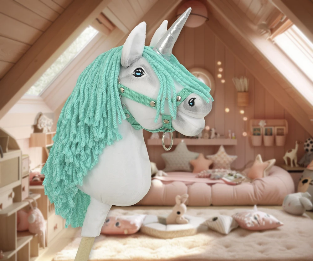 Super Hobby Horse Hobby Horse vienaragis su lazda balta spalva su mėtų karčiais ir sidabriniu ragu