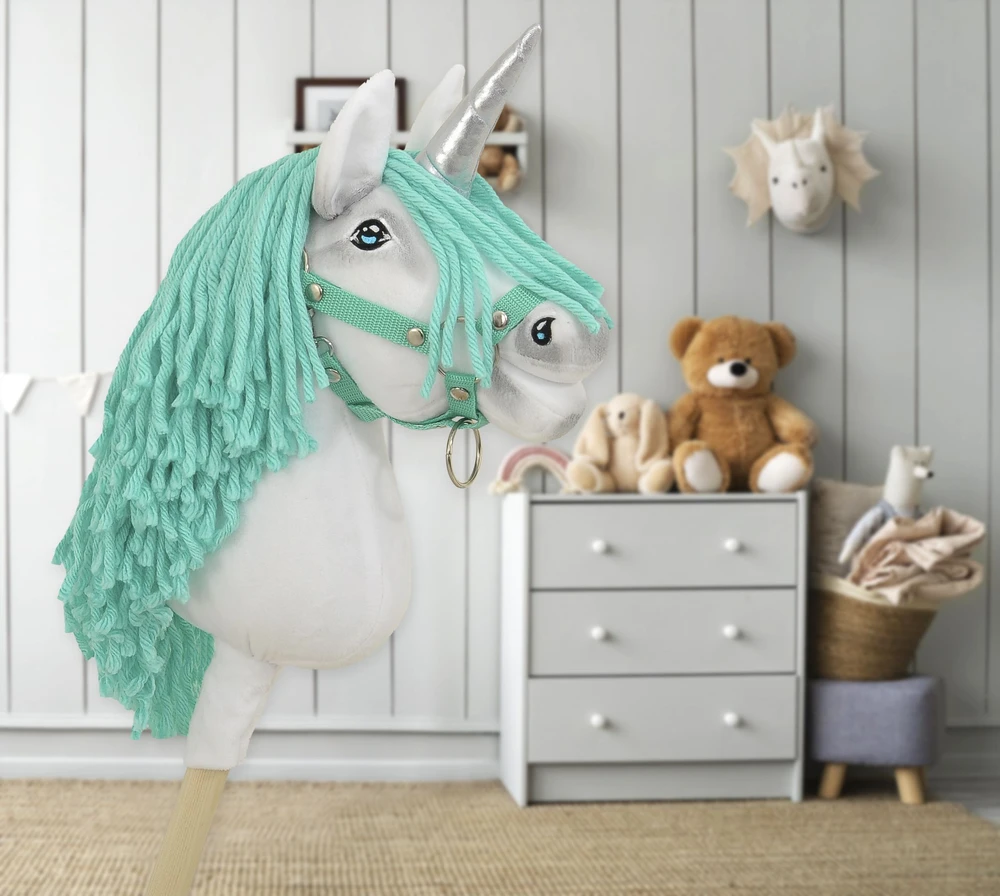 Super Hobby Horse Hobby Horse vienaragis su lazda balta spalva su mėtų karčiais ir sidabriniu ragu