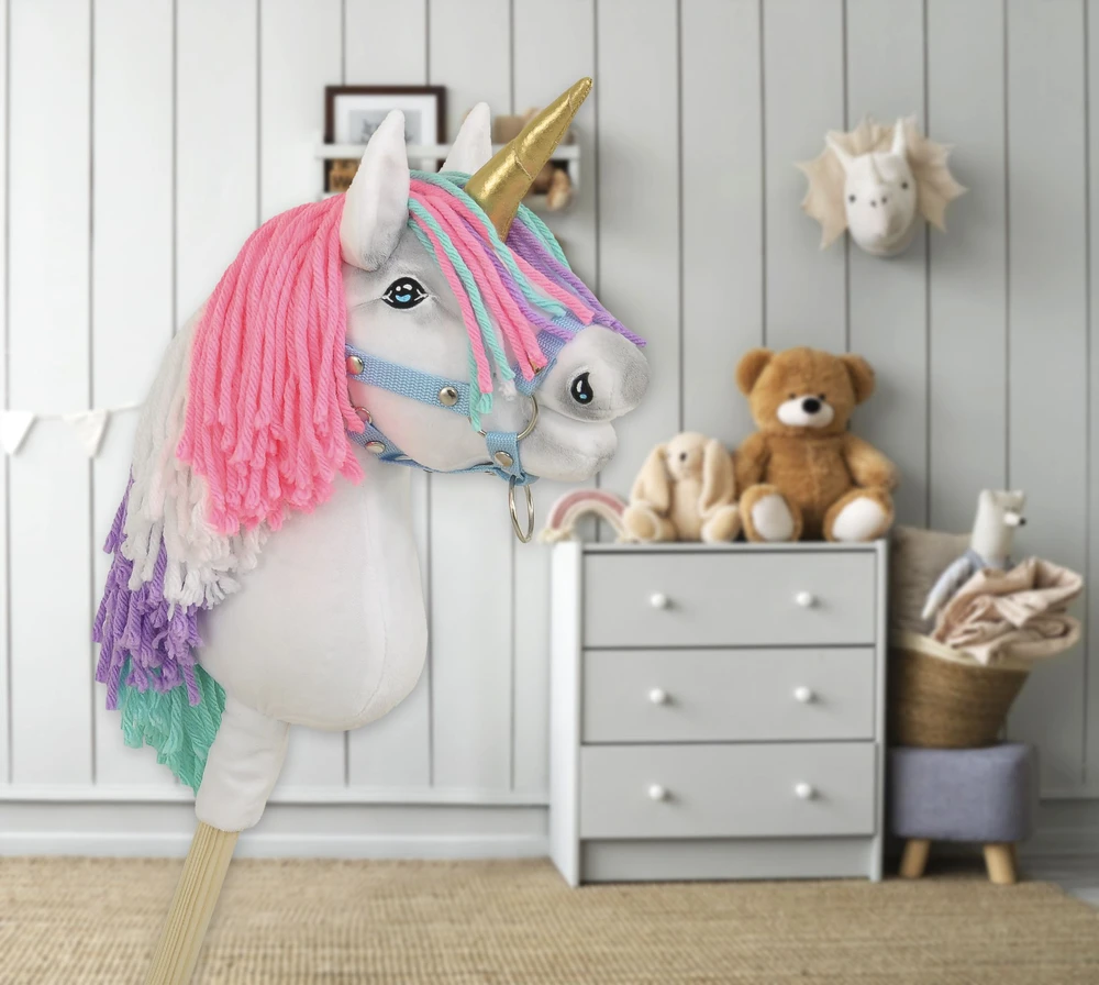 Hobby Horse vienaragis ant lazdos su spalvota karčiene ir auksiniu ragu A4