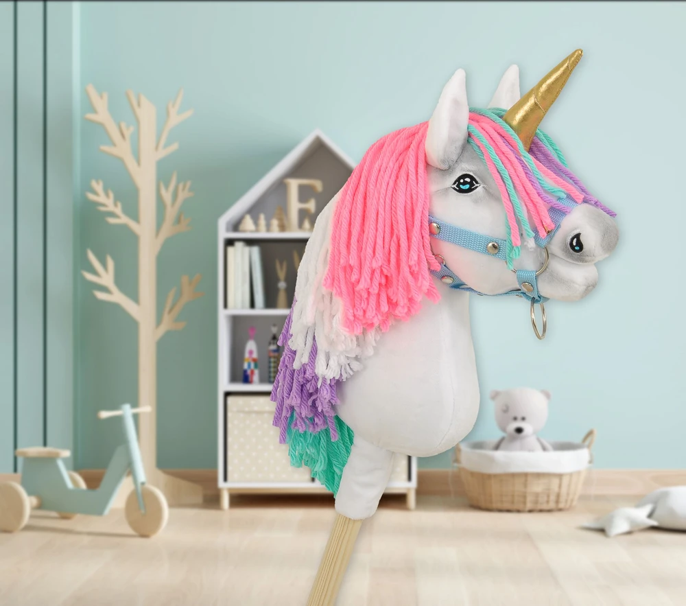 Hobby Horse vienaragis ant lazdos su spalvota karčiene ir auksiniu ragu A4