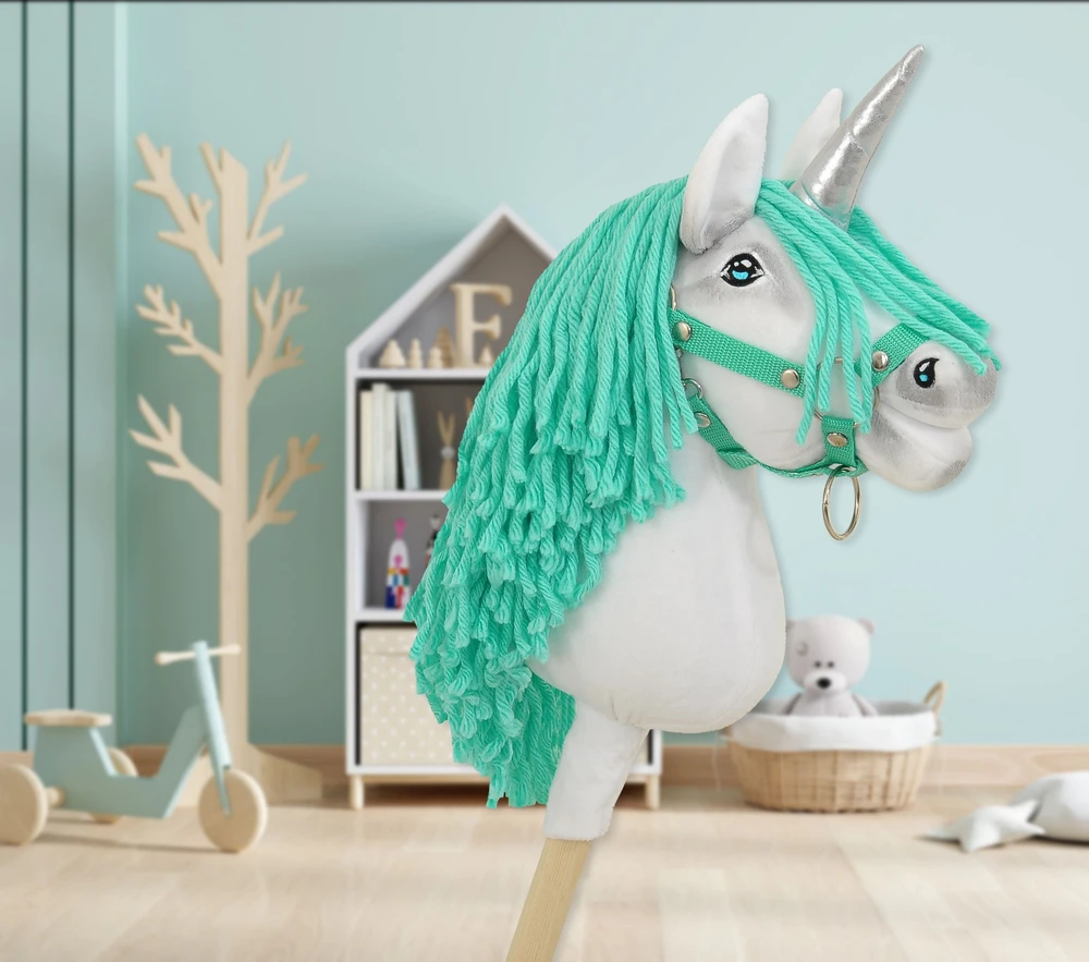 Super Hobby Horse Hobby Horse vienaragis su lazda balta spalva su mėtų karčiais ir sidabriniu ragu