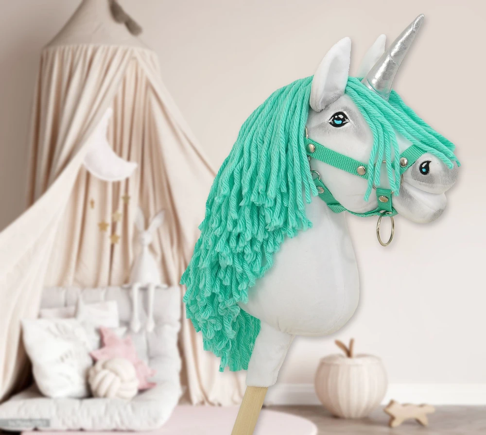 Super Hobby Horse Hobby Horse vienaragis su lazda balta spalva su mėtų karčiais ir sidabriniu ragu