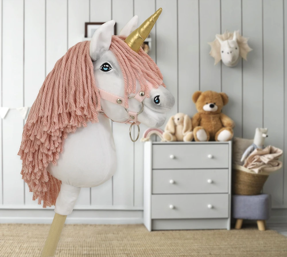 Super Hobby Horse Vienaragis ant lazdos Hobby Horse su rožine karčiene ir auksiniu ragu