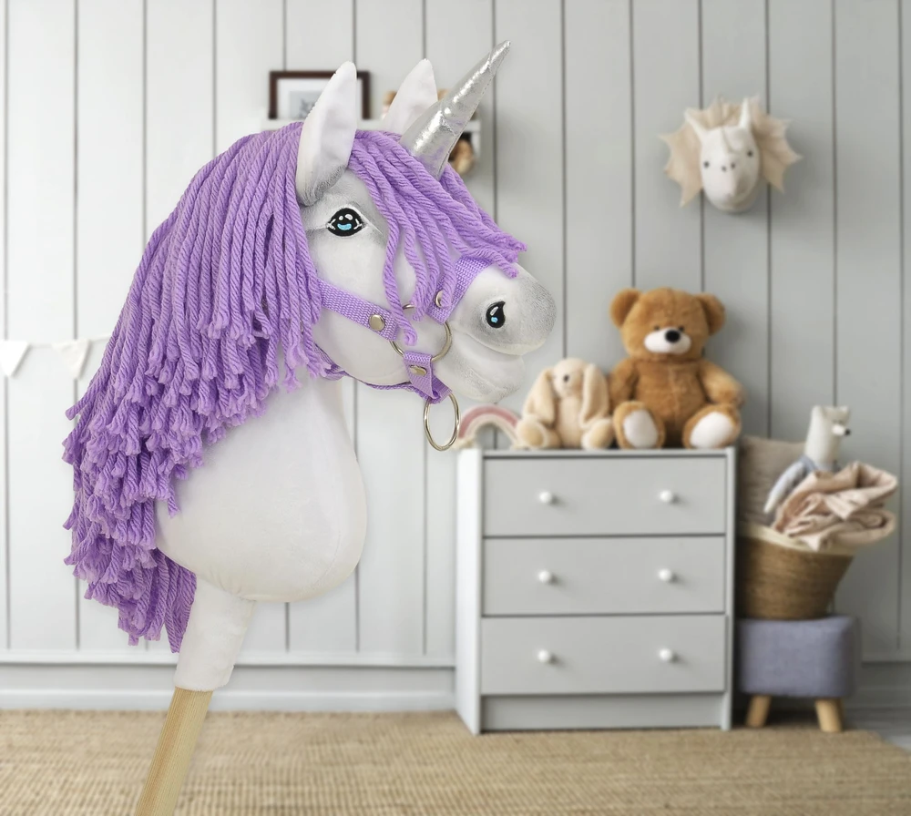 Super Hobby Horse Vienaragis ant lazdos su violetine karčiais ir sidabriniu ragu Hobby Horse