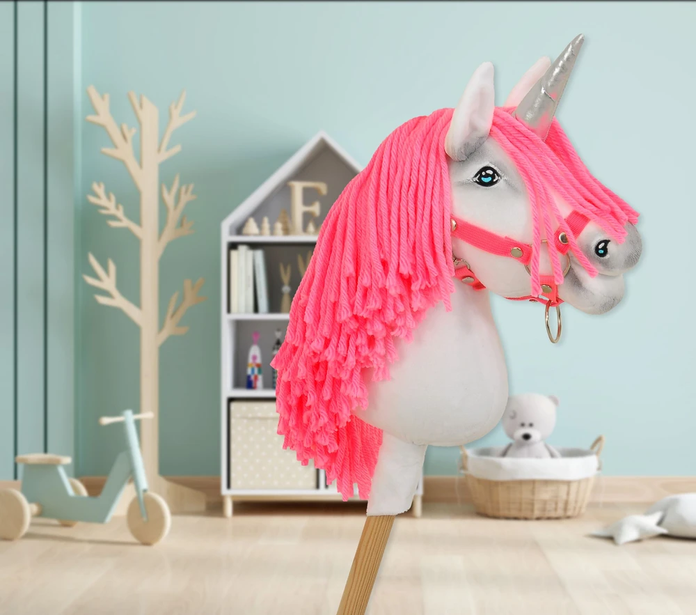 Super Hobby Horse Vienaragis Hobby Horse lazdoje su neonine rožine karčiene ir sidabriniu ragu
