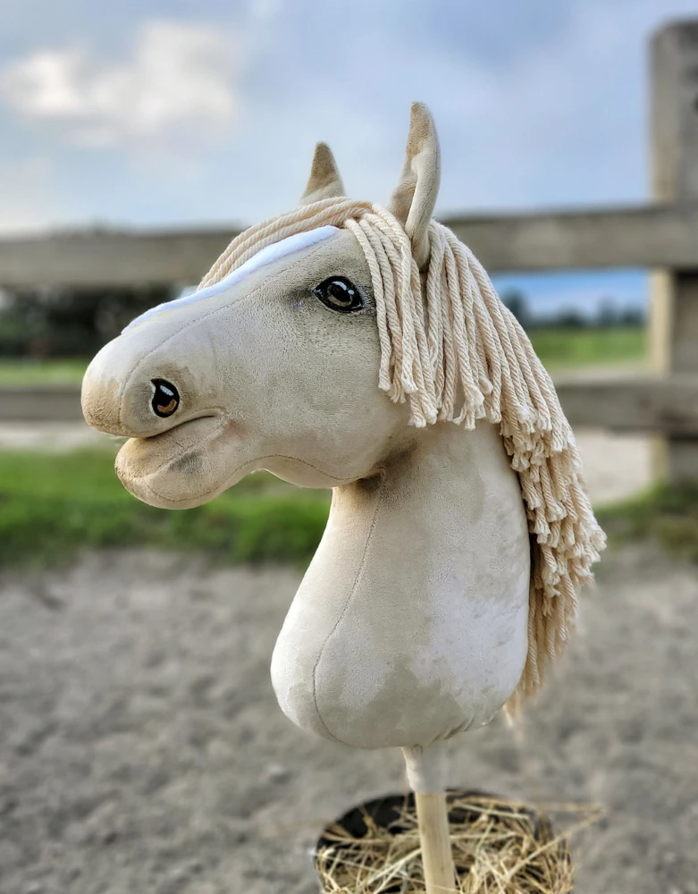 Super Hobby Horse Medinis hobis arkliukas – cremello spalva