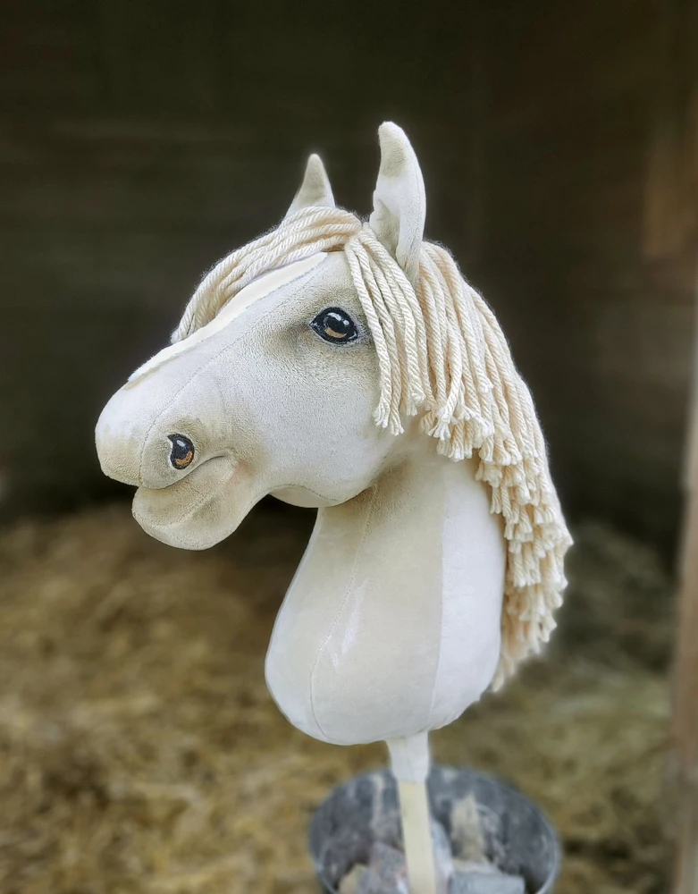 Super Hobby Horse Medinis hobis arkliukas – cremello spalva
