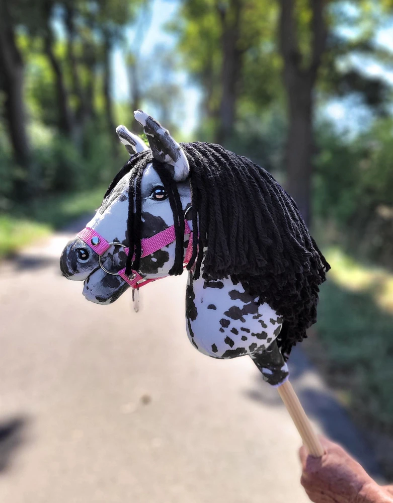 Super Hobby Horse Hobby Horse lazdelinis arkliukas leopardinis su juoda karčiene A4