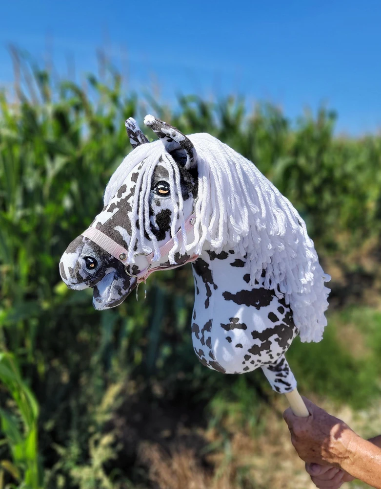 Super Hobby Horse Medinis žaislinis arkliukas leopardinis su balta karčia