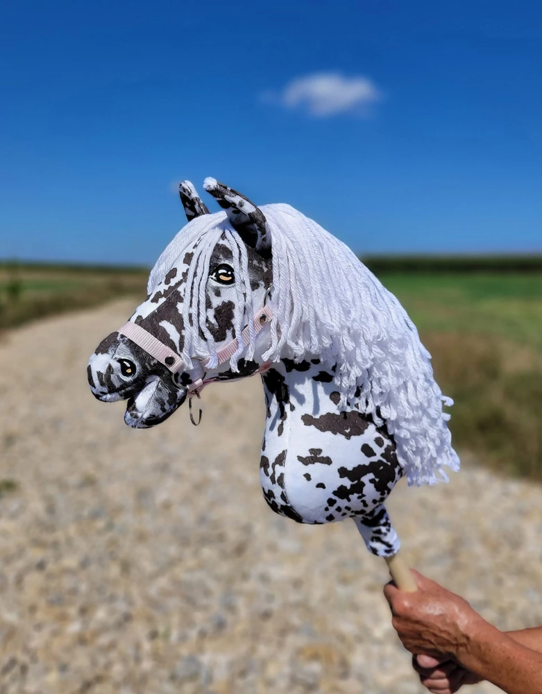 Super Hobby Horse Medinis žaislinis arkliukas leopardinis su balta karčia