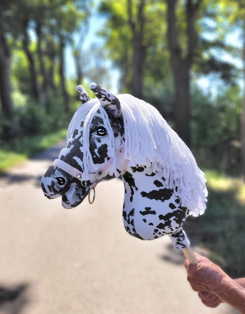 Super Hobby Horse Medinis žaislinis arkliukas leopardinis su balta karčia