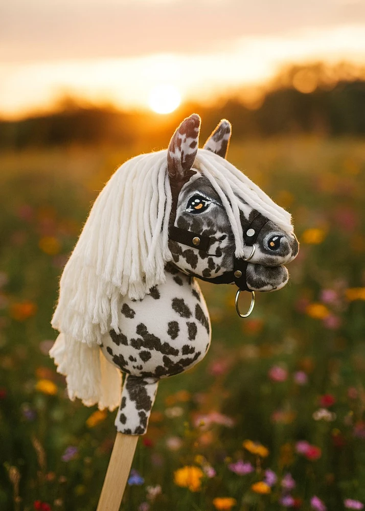 Hobby Horse lazdelinis arkliukas Premium leopardinis su balta karčiais A5