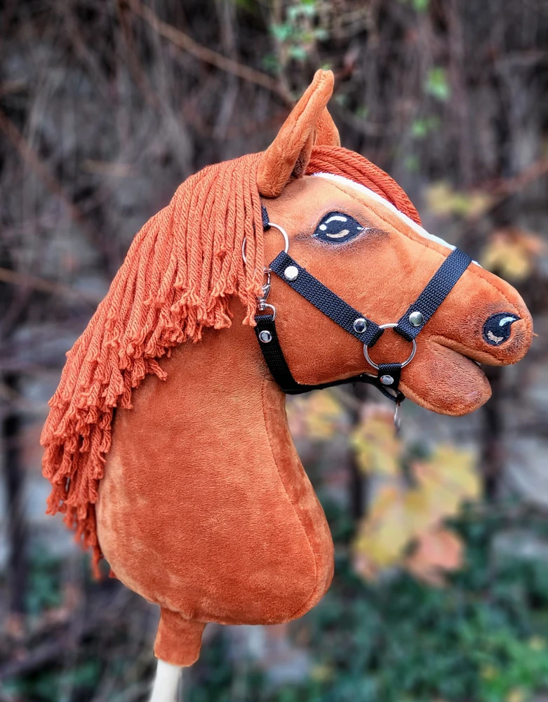 Super Hobby Horse Medinis žaislinis arkliukas – kaštoninis Premium