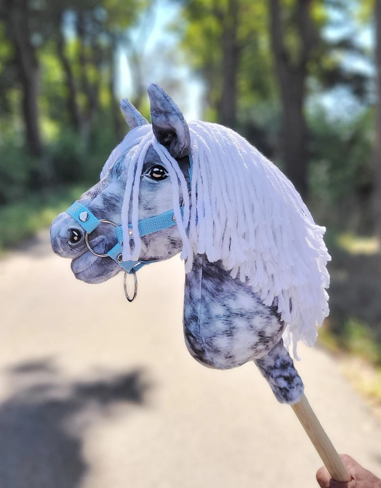 Hobby Horse lazdelinis arkliukas su balta karčiene Super Hobby Horse Premium