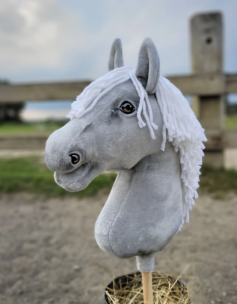 Super Hobby Horse Medinis hobis arkliukas – pilkas su balta karčiais