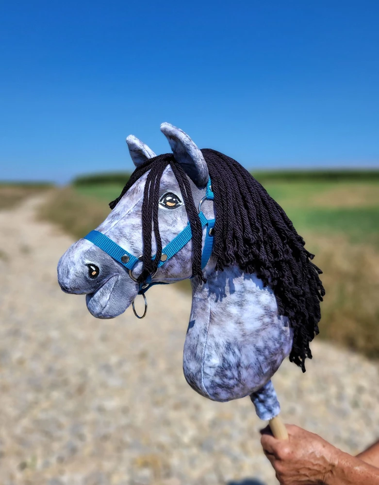 Super Hobby Horse Medinis žirgas su pilku margu kailiu ir juoda karčia